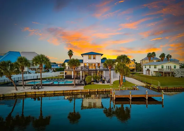 Coast - Canal View, Hot Tub & Boat Dock Holiday home