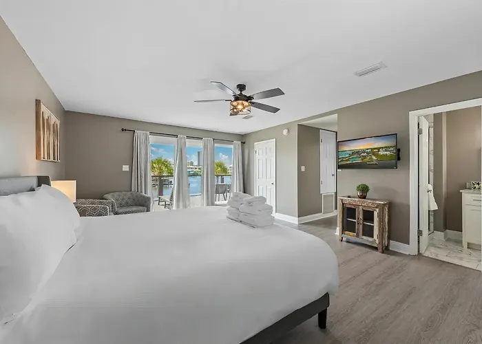 Coast - Canal View, Hot Tub & Boat Dock Holiday home *