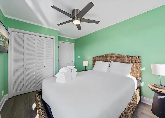 Coast - Canal View, Hot Tub & Boat Dock Holiday home