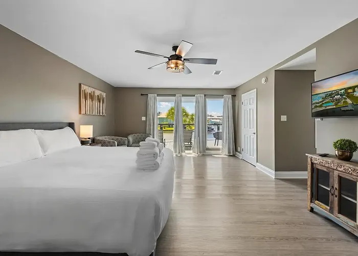 Holiday home Coast - Canal View, Hot Tub & Boat Dock