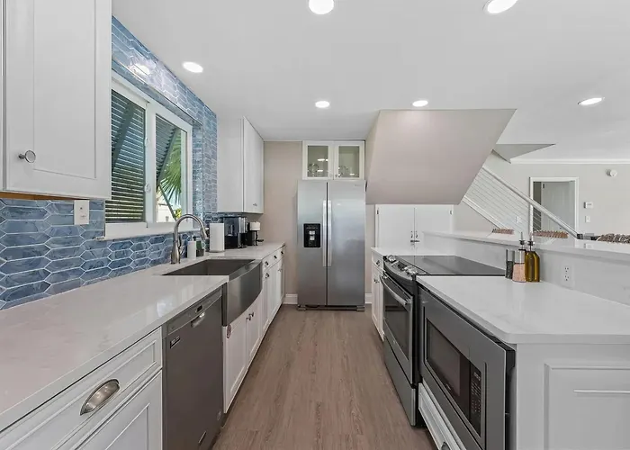 Coast - Canal View, Hot Tub & Boat Dock Holiday home