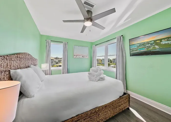 Coast - Canal View, Hot Tub & Boat Dock Holiday home *