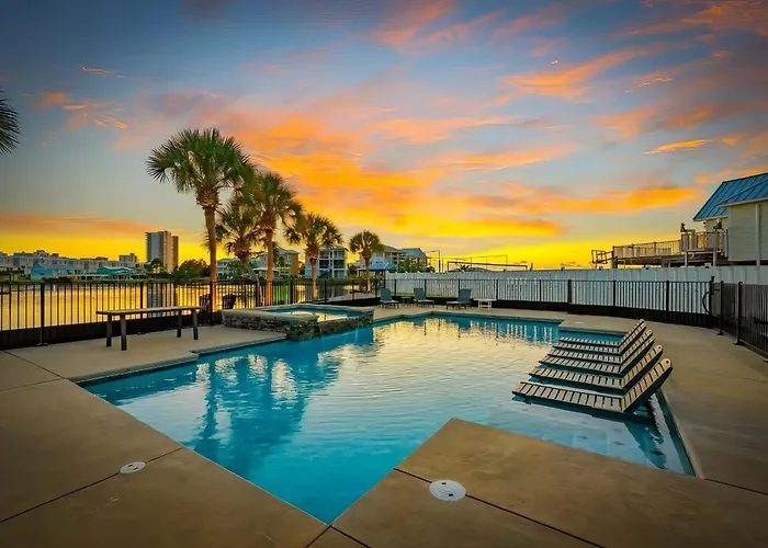 Coast - Canal View, Hot Tub & Boat Dock Holiday home *