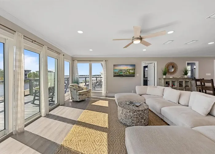 Coast - Canal View, Hot Tub & Boat Dock Holiday home *