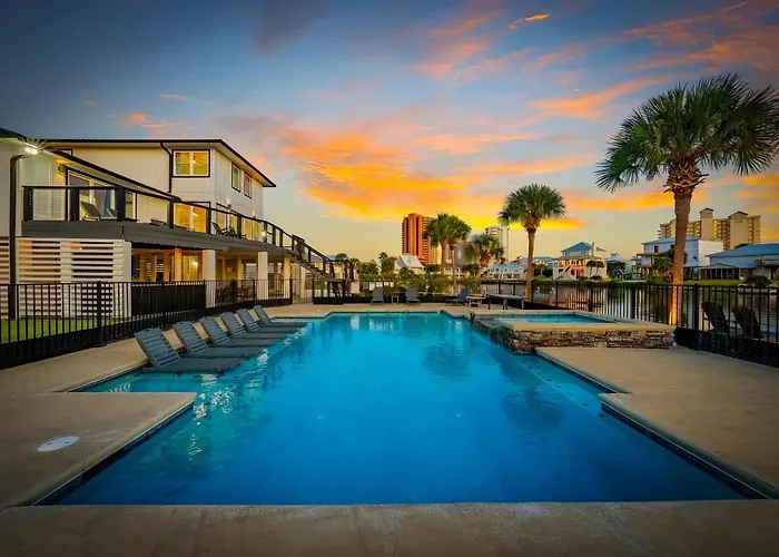 Coast - Canal View, Hot Tub & Boat Dock Holiday home *