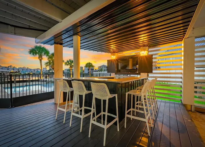 Coast - Canal View, Hot Tub & Boat Dock Holiday home *