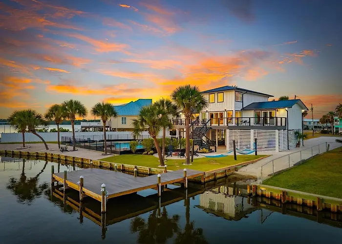 Coast - Canal View, Hot Tub & Boat Dock Holiday home *